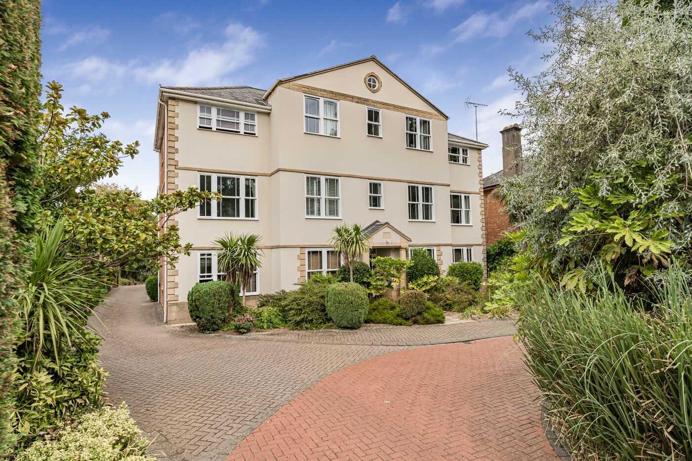 2 bed property in Remenham Hill, Henley-On-Thames